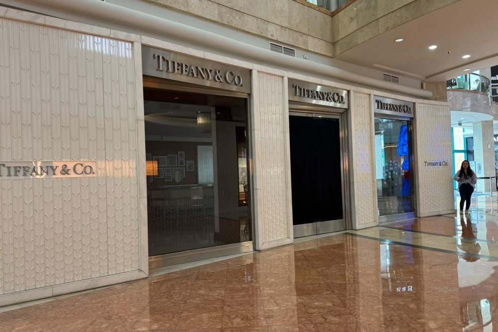 Usai Disegel, Gerai Tiffany & Co Ditutup, Kain Hitam Menutupi Pintu Kaca
