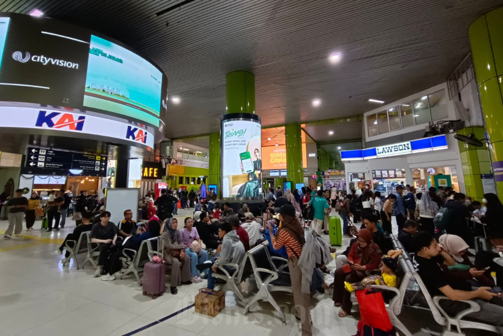 Suasana Stasiun Gambir pada momen libur Natal dan Tahun Baru (Nataru) 2026. / Bisnis-Rizqi Rajendra