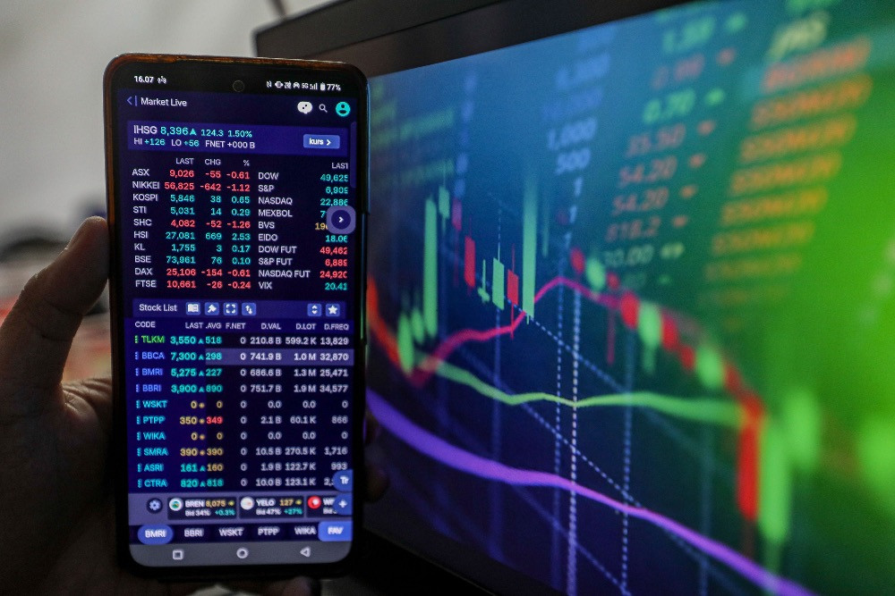 Karyawan mengamati pergerakan Indeks Harga Saham Gabungan (IHSG) di Jakarta./Bisnis - Eusebio Chrysnamurti