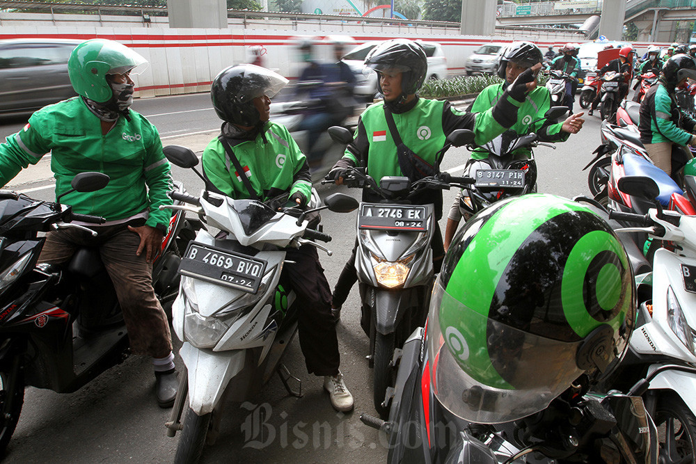 Pengemudi ojek online menunggu penumpang di Jakarta, Selasa (4/2). Bisnis/Arief Hermawan P