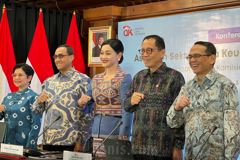 Anggota Dewan Komisioner Otoritas Jasa Keuangan (OJK) dalam Rapat Dewan Komisioner bulanan atau RDK OJK Maret 2026 di Kantor OJK, Jakarta pada Selasa (3/3/2026). / Bisnis-Annisa Nurul Amara