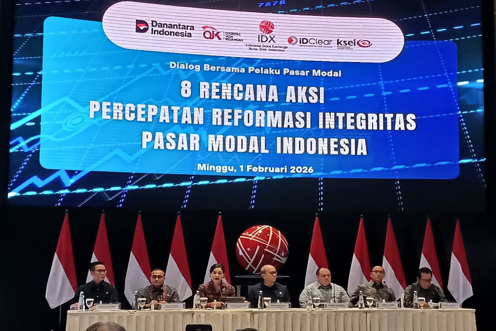 Konferensi pers Rencana Aksi Percepatan Reformasi Integritas Pasar Modal Indonesia yang terdiri dari Plt Otoritas Jasa Keuangan Frederica Widyasari (tiga dari kiri), CEO BPI Danantara Rosan Roeslani (tengah), CIO BPI Danantara Pandu Sjahrir (ketiga dari kanan) dan sejumlah petinggi pasar modal, Minggu (1/2/2026)/Bisnis-Angela