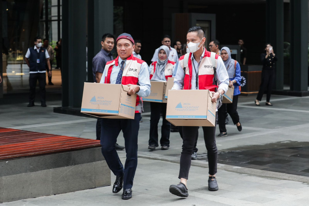 Direktur Eksekutif Penyidik Sektor Jasa Keuangan OJK Irjen Daniel Bolly Hyronimus Tifaona memberikan keterangan pers di Treasury Tower, SCBD, Jakarta, Rabu (4/3/2026). Otoritas Jasa Keuangan (OJK) didampingi Bareskrim Polri melakukan penggeledahan terkait manipulasi initial public offering (IPO), melibatkan insider trading dan transaksi semu, dua tersangka ditetapkan. JIBI/Bisnis/Fanny Kusumawardhani