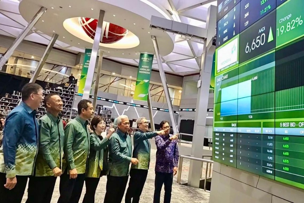Manajemen PT Adaro Andalan Indonesia Tbk. (AADI) memantau papan perdagangan usai seremoni pencatatan saham perdana perseroan di BEI, Kamis (5/12/2024). Saham PT Adaro Andalan Indonesia Tbk. (AADI) menjadi salah satu saham dengan net buy asing terbesar selain PT Merdeka Gold Resources Tbk. (EMAS), PT Bumi Resources Tbk. (BUMI), dan PT Archi Indonesia Tbk. (ARCI) dengan nilai Rp82,42 miliar. /Istimewa-Adaro