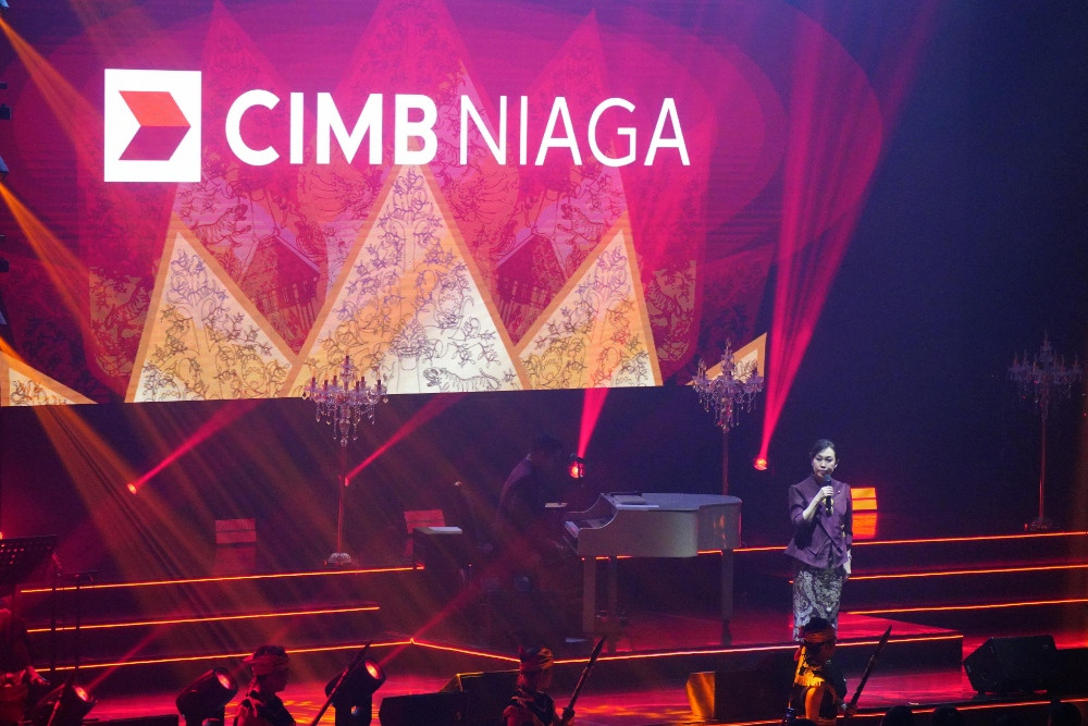 Presiden Direktur CIMB Niaga Lani Darmawan dalam panggung Konser Kejar Mimpi untuk Indonesia 2024 yang digelar di De Tjolomadoe Solo, Jawa Tengah pada Sabtu (24/8/2024)/Dok. CIMB Niaga