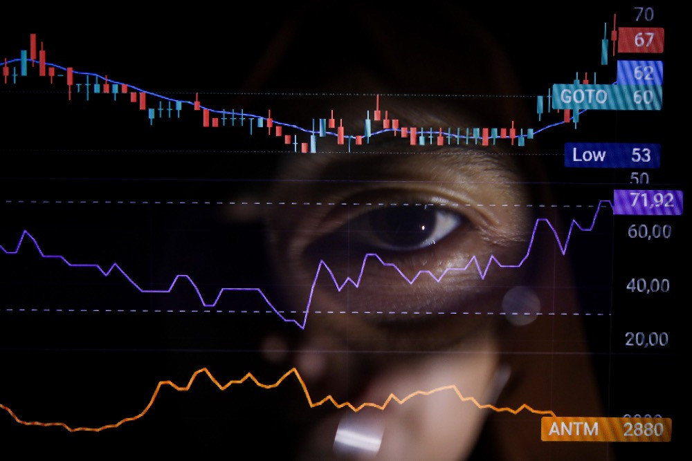 Investor mengamati pergerakan harga saham di Depok, Jawa Barat, Selasa (10/2/2026). Saat ini banyak saham emiten yang sudah memiliki free float di atas 15%, dan akan sangat lebih baik jika ke depan bursa Indonesia memiliki saham-saham berkapitalisasi pasar besar dan free float tinggi sehingga meningkatkan likuiditas serta partisipasi investor publik. /JIBI-Bisnis-Arief Hermawan P