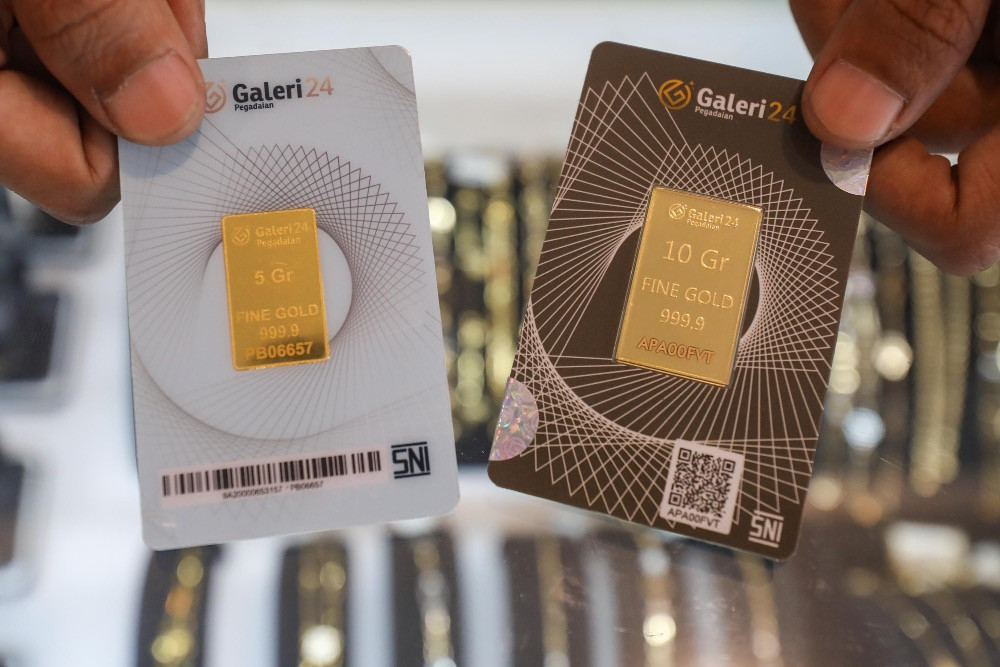 Pegawai menunjukan emas batangan di kantor cabang Galeri24 Pegadaian di Depok, Jawa Barat, Selasa (14/1/2024). / Bisnis/Himawan L Nugraha