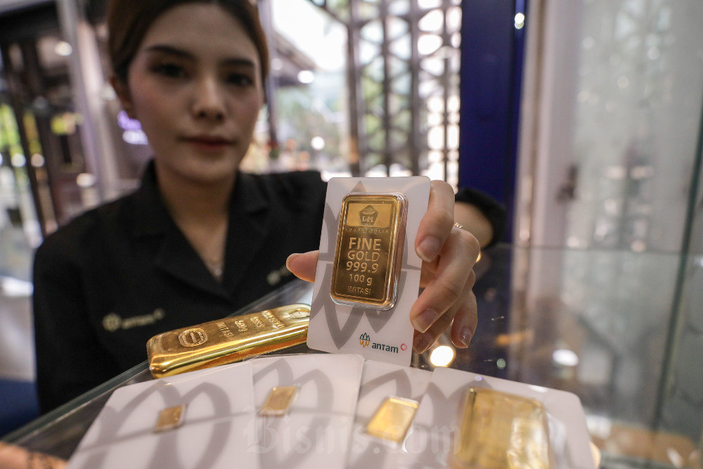 Karyawati memperlihatkan logam mulia di Butik Emas Logam Mulia Antam, Jakarta, Senin (2/6/2025). Bisnis/Arief Hermawan P