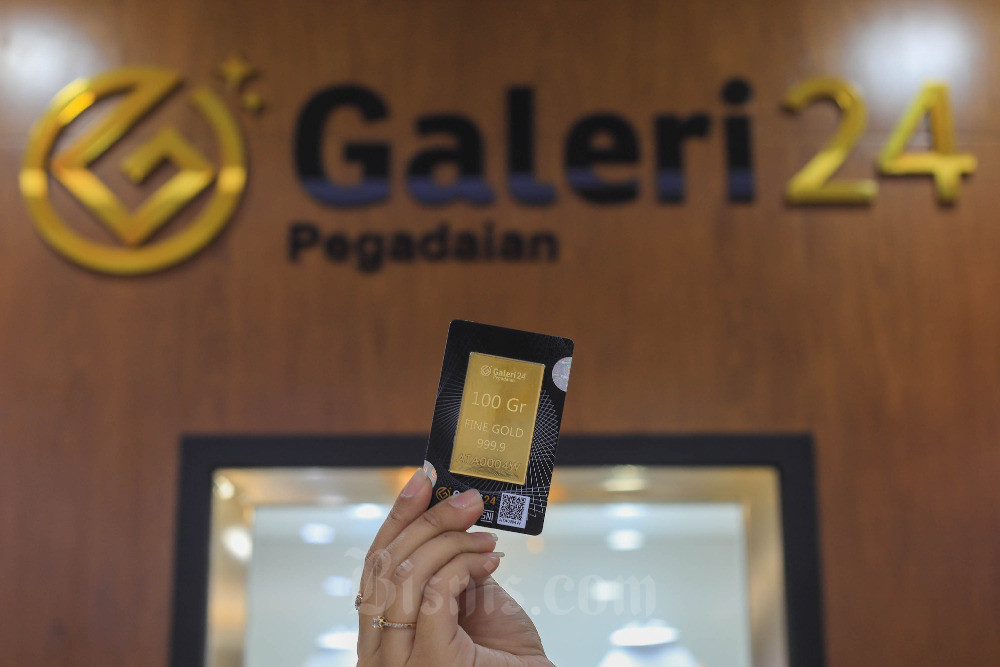 Pegawai menunjukan emas batangan di Galeri 24 Pegadaian, Jakarta, Rabu (2/8/2023). Bisnis/Himawan L Nugraha