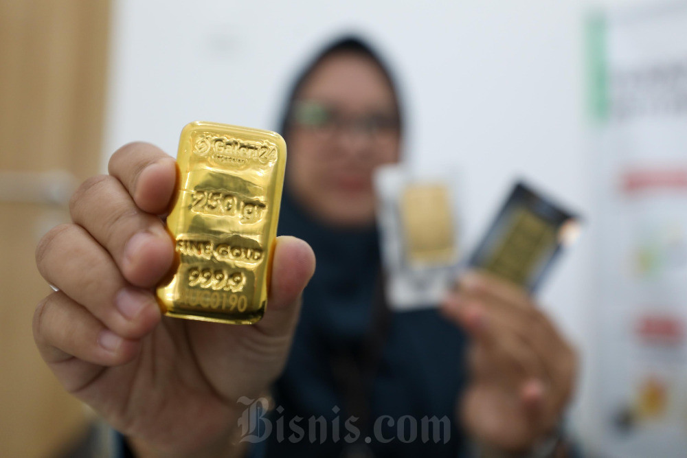 Pegawai menunjukan emas batangan di kantor cabang Pegadaian di Depok, Jawa Barat, Selasa (6/5/2025). Bisnis/Himawan L Nugraha