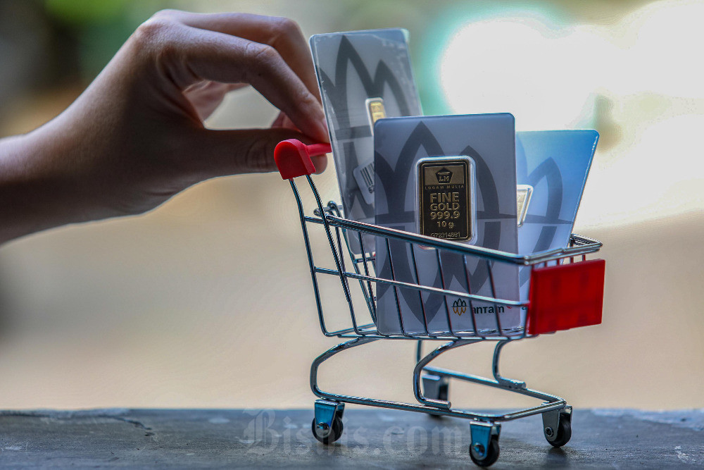 Warga menunjukan emas logam mulia di Jakarta, Minggu (10/8/2025). Bisnis/Himawan L Nugraha