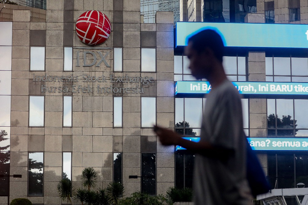 Warga melintasi kantor PT Bursa Efek Indonesia di Jakarta, Selasa (17/2/2026)./JIBI/Bisnis/Eusebio Chrysnamurti