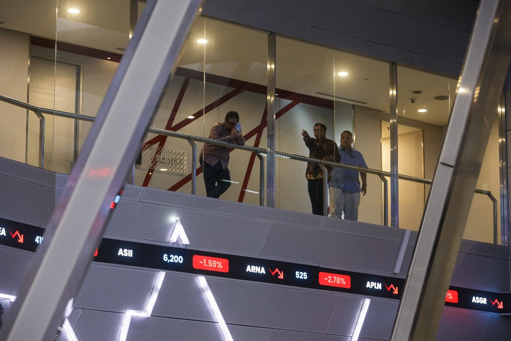 Karyawan mengamati pergerakan harga saham di Main Hall Bursa Efek Indonesia, Jakarta, Rabu (28/1/2026)./JIBI/Bisnis/Arief Hermawan P