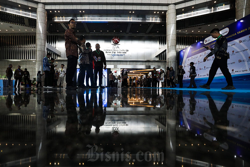 Sejumlah karyawan bersiap mengikuti acara Pembukaan Perdagangan Bursa Efek Indonesia di Jakarta, Jumat (2/1/2026). Bisnis/Arief Hermawan P