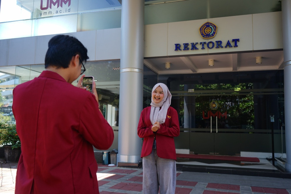 Mahasiswa UMM membuat konten di depan gedung Rektorat/Istimewa