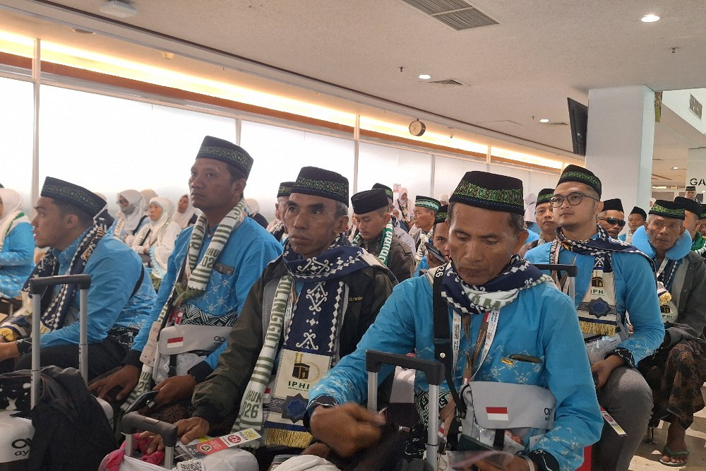 Ratusan jemaah haji kloter satu Embarkasi Surabaya asal Kabupaten Probolinggo saat berada di ruang tunggu Terminal 1 Bandara Internasional Juanda Sidoarjo jelang keberangkatan menuju Arab Saudi, Rabu (22/4/2026)./Bisnis-Julianus Palermo