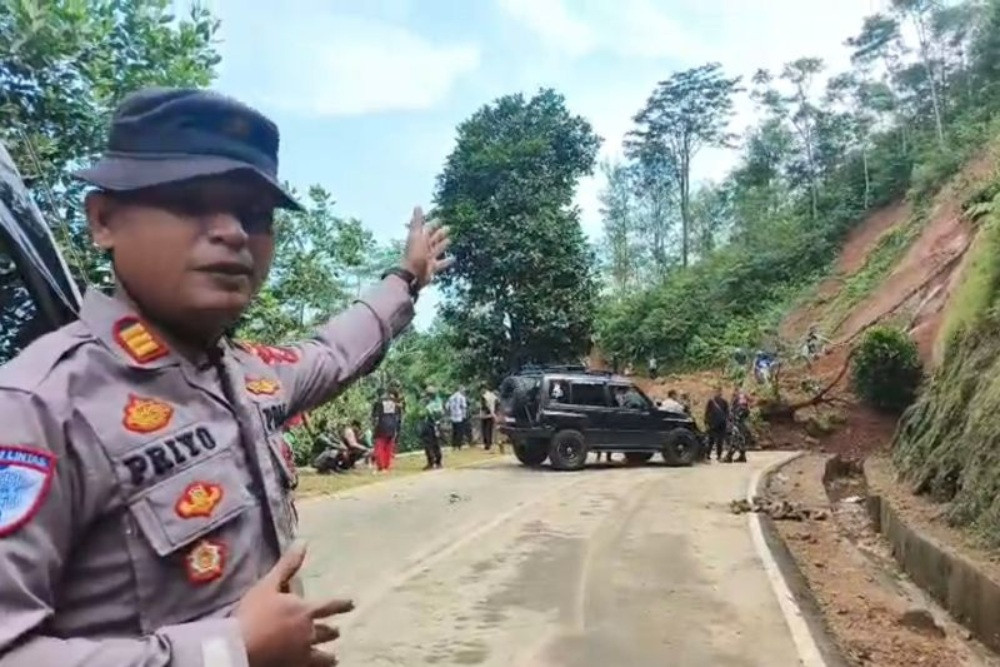 Jalur Selatan Garut Diberlakukan Sistem Buka Tutup Pasca Longsor di Bungbulang