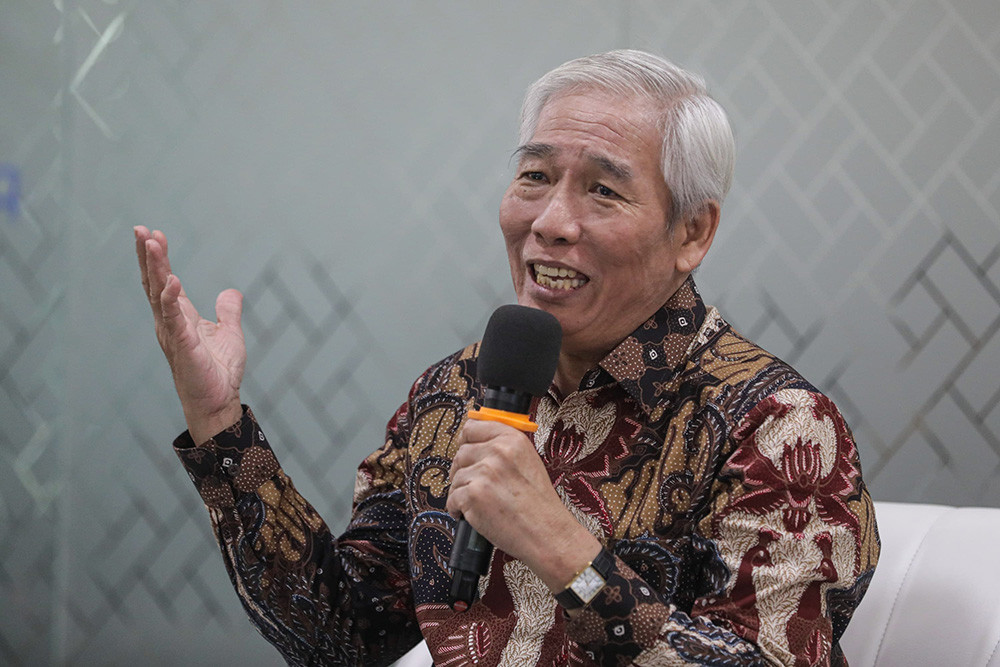 Investor Pasar Modal Lo Kheng Hong memberikan paparan saat Kick Off 4 Dekade Bisnis Indonesia - Bisnis Indonesia Forum di Jakarta, Selasa (10/6/2025). Aksi perdana Lo Kheng Hong yang berbalik menjual saham SIMP sejak pertama kali melakukan aksi borong pada Juni 2025 tersebut terekam dalam keterbukaan informasi di Bursa Efek Indonesia (BEI). /Bisnis-Arief Hermawan P