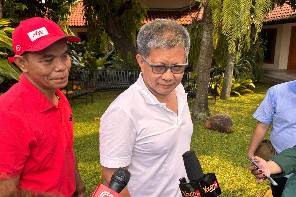 Rocky Gerung Hadiri Pelantikan Pejabat di Istana Negara, Sampaikan Ini ke Seskab Teddy!