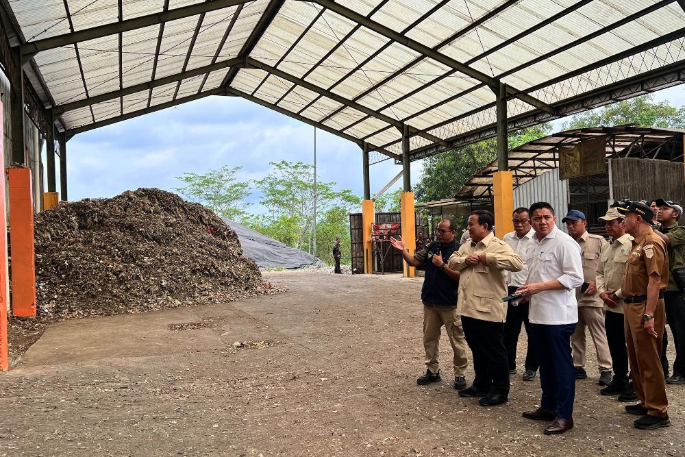 Presiden Prabowo Subianto melakukan kunjungan ke Tempat Pengolahan Sampah Terpadu (TPST) BLE./Akbar Evandio