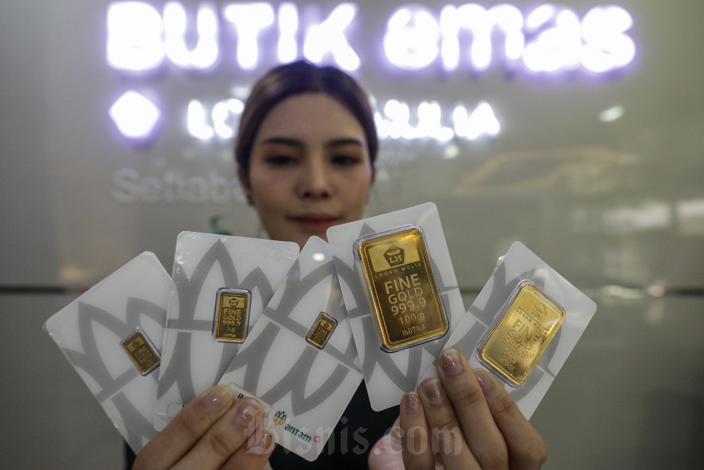 Karyawati memperlihatkan logam mulia di Butik Emas Logam Mulia Antam, Jakarta, Senin (2/6/2025). Bisnis/Arief Hermawan P