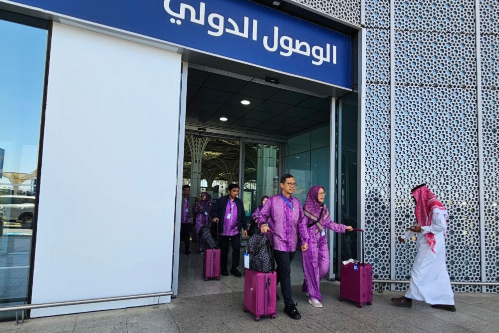 Kedatangan pertama jemaah haji khusus Indonesia di Bandara Prince Mohammad Bin Abdul Aziz, Madinah, Arab Saudi pada Sabtu (2/5/2026). / dok. Media Center Haji (MCH) 2026
