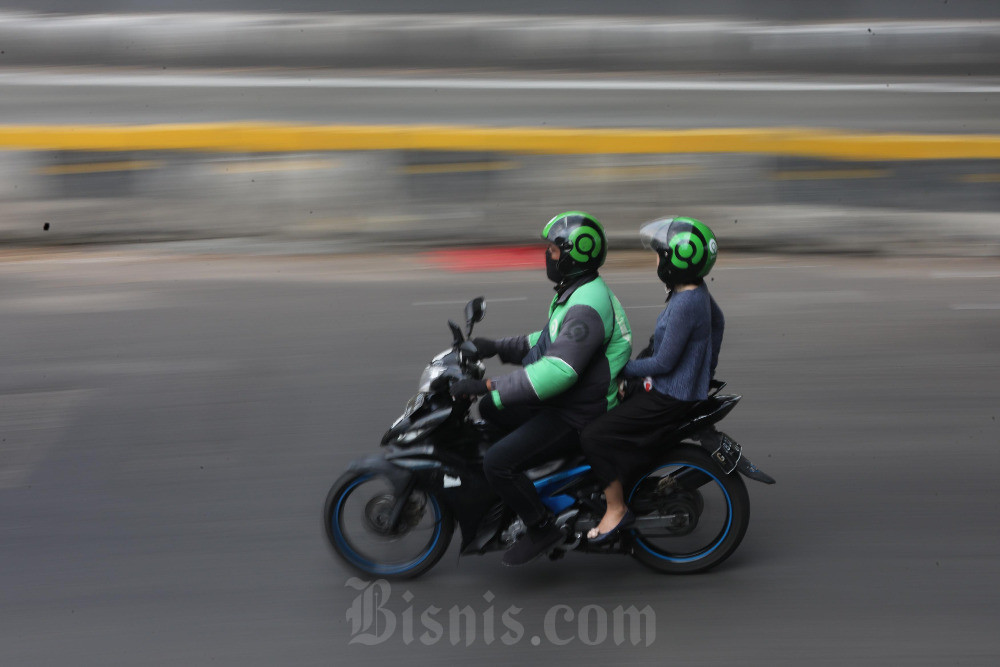 Pengemudi ojek online atau ojol melintas di kawasan Juanda, Jakarta, Minggu (3/5/2026). Bisnis/Himawan L. Nugraha