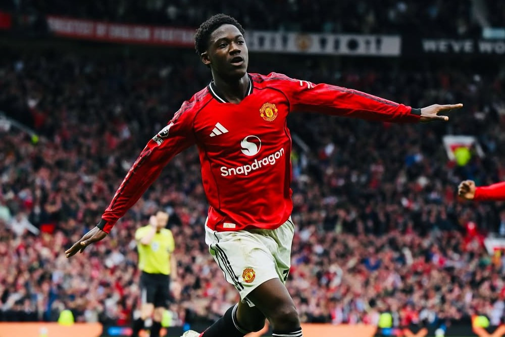 Kobbie Mainoo merayakan gol penentu kemenangan Manchester United saat menghadapi Liverpool dalam lanjutan Liga Premier Inggris di Old Trafford, Minggu (3/5/2026)./Manchester United