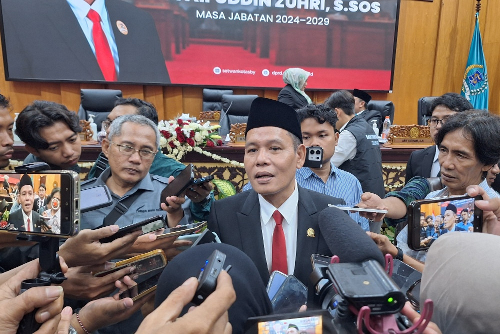 Ketua DPRD Kota Surabaya Syaifuddin Zuhri saat memberikan keterangan usai menjalani acara pengambilan sumpah/janji. /Bisnis-Julianus Palermo
