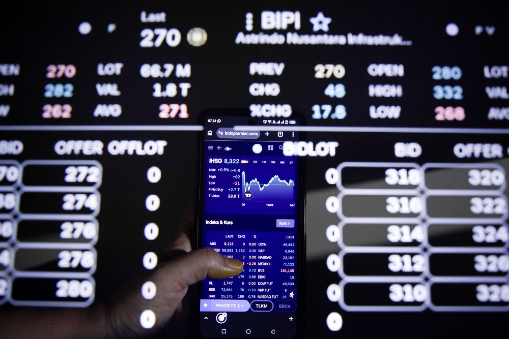 Investor mencari informasi harga saham melalui salah satu platform di Jakarta, Kamis (26/2/2026)./JIBI/Bisnis/Arief Hermawan P