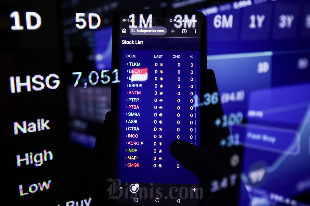 Investor mengamati pergerakan harga saham di Depok, Jawa Barat, Senin (4/5/2026). Bisnis/Arief Hermawan P