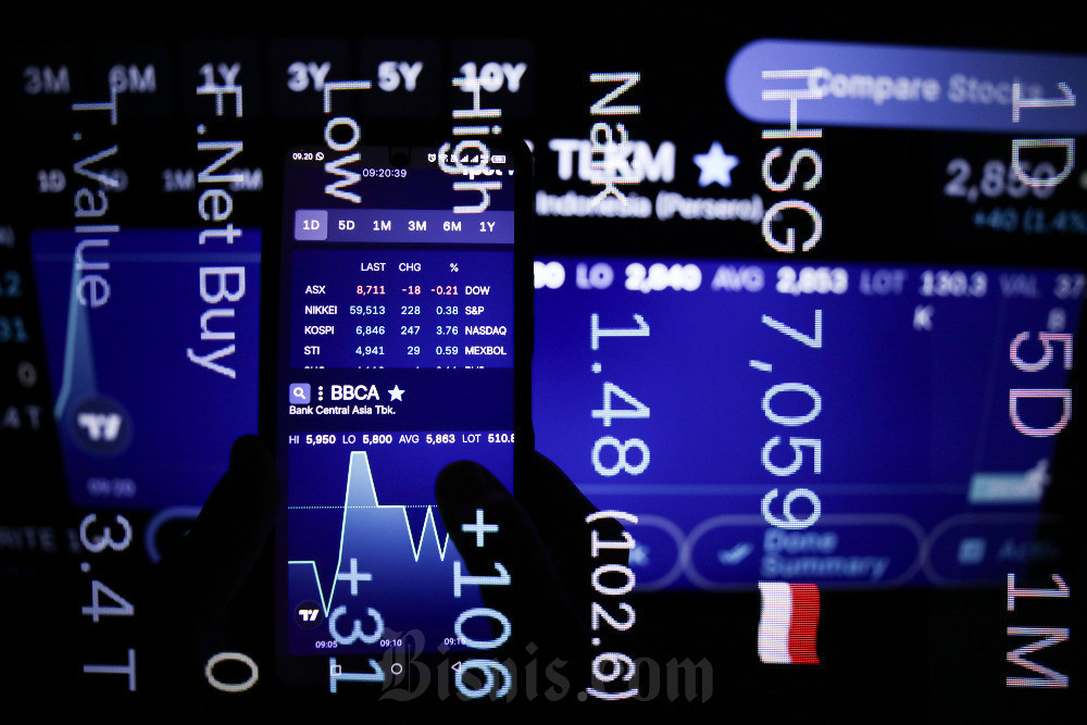 Investor mengamati pergerakan harga saham di Depok, Jawa Barat, Senin (4/5/2026). Bisnis/Arief Hermawan P