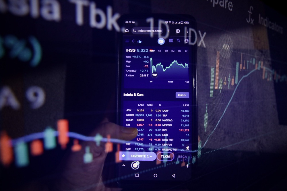 Investor mencari informasi harga saham melalui salah satu platform di Jakarta, Kamis (26/2/2026)./JIBI/Bisnis/Arief Hermawan P