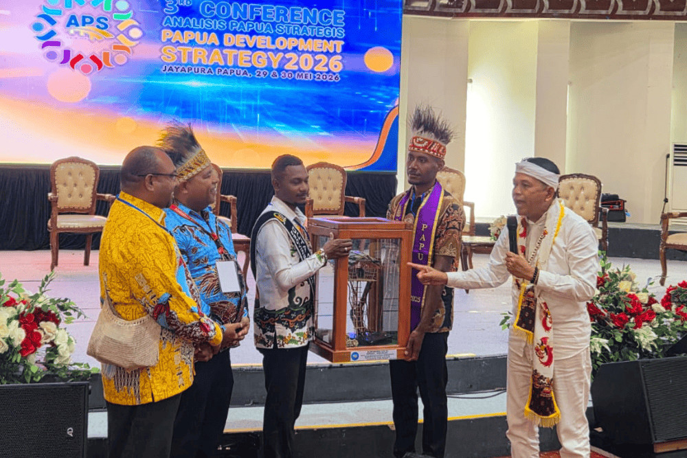 Serahkan Replika Rumah Pohon Korowai, Masyarakat Papua Doakan KDM Jaga Hutan Papua