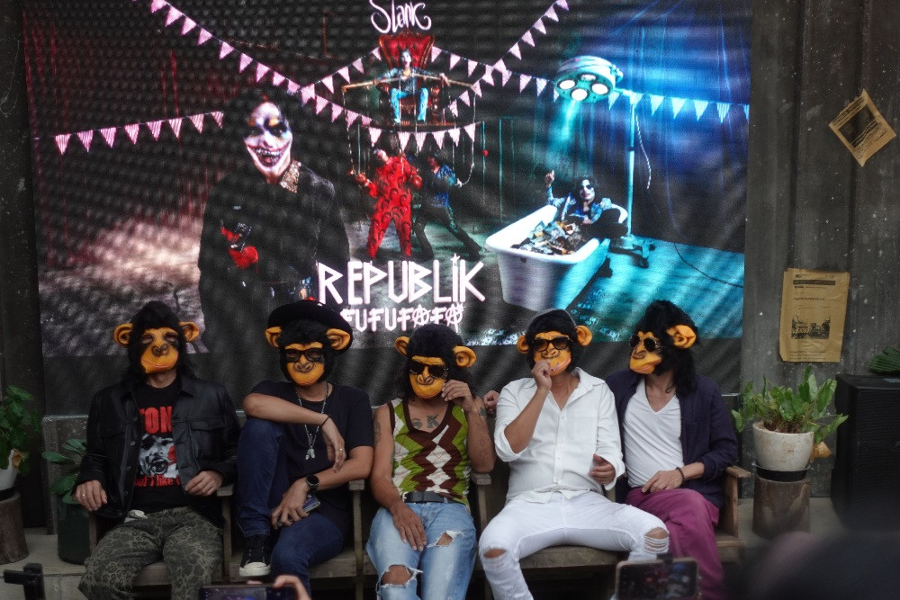 Aksi Teatrikal Slank Saat Rilis Album Penuh Kritik Sosial Bertajuk Republik Fufufafa