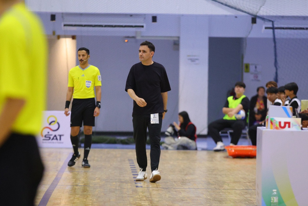 Intip Gaya Fashion Simple Pelatih Timnas Futsal Indonesia Hector Souto