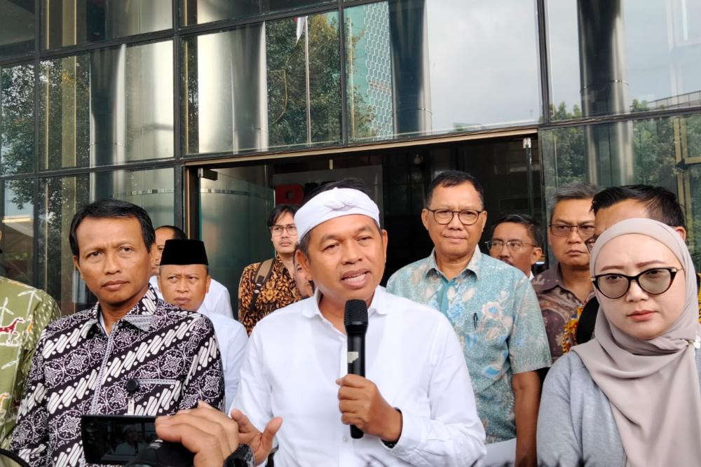 Dedi Mulyadi Serahkan Uang Sayembara Rp250 Juta Pada Korban Penyekapan