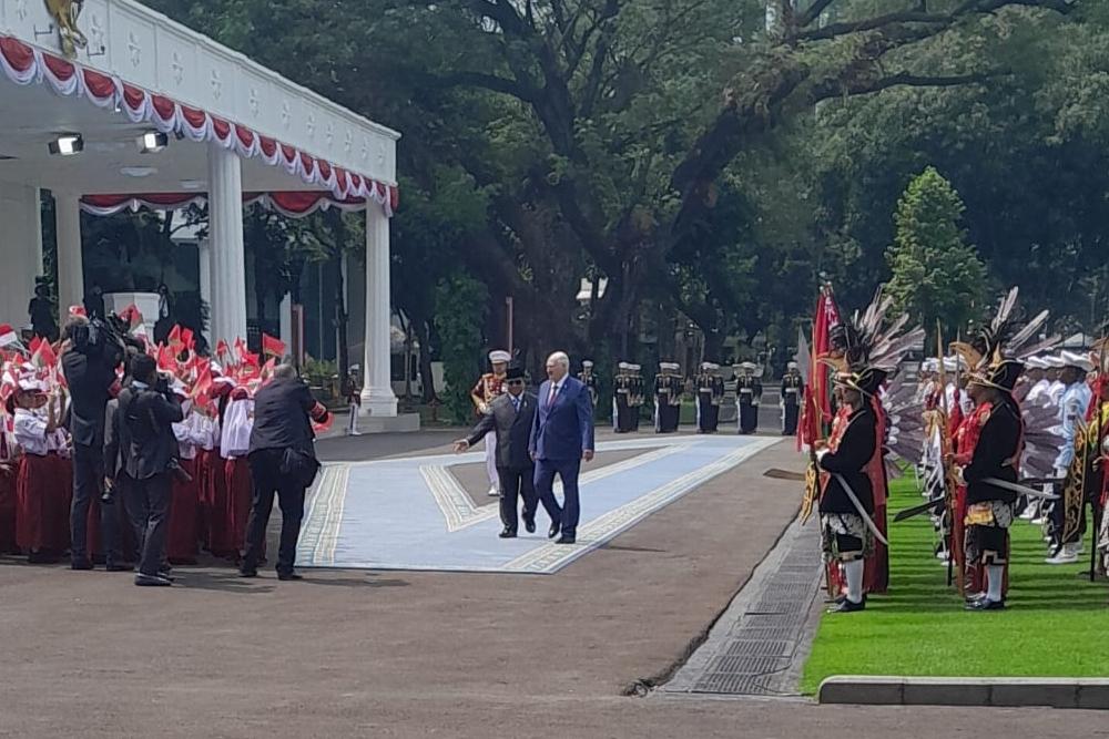 Presiden Belarus Temui Prabowo di Istana Negara, Disambut Tari Enggang