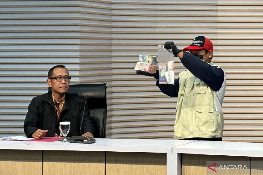 Kronologi OTT Bupati Langkat, KPK Temukan Uang Rp100 Juta di Jok Mobil