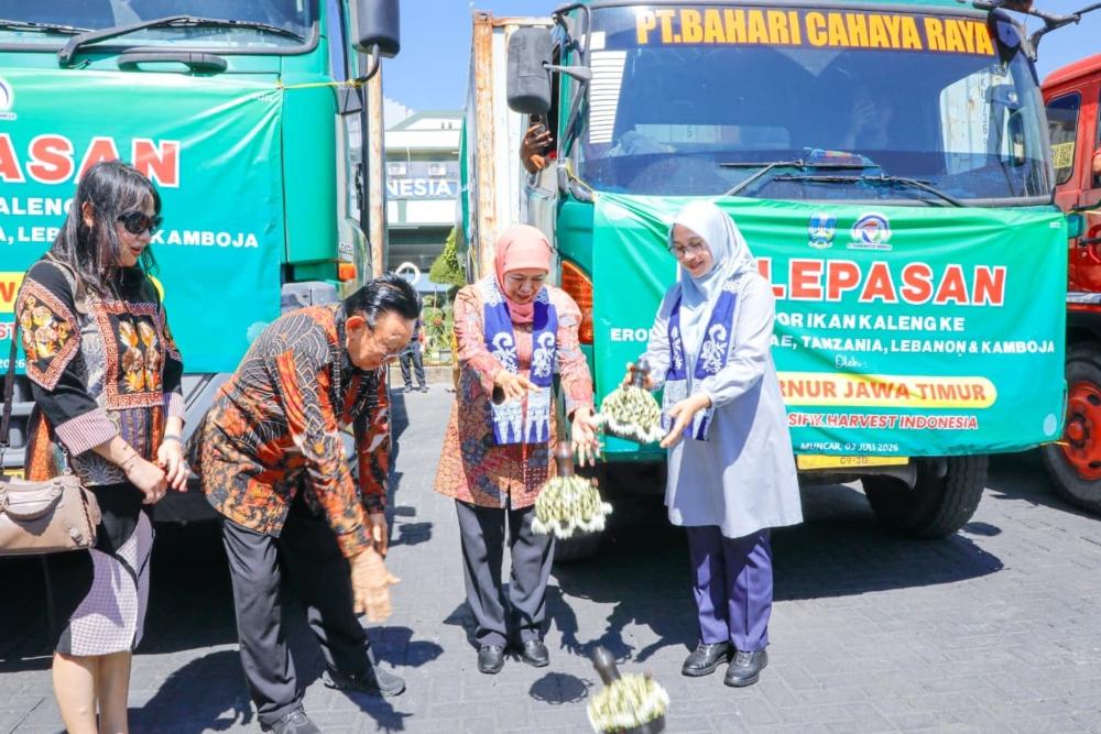 Genjot Hilirisasi, Khofifah Lepas Ekspor 405 Ton Ikan Kaleng dari Banyuwangi