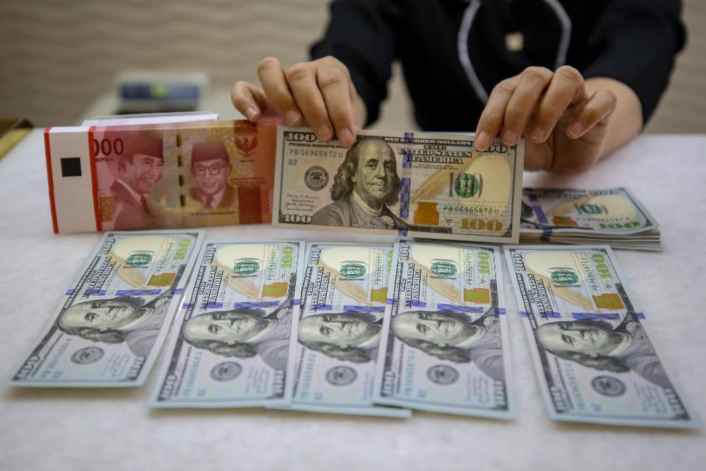 Rupiah Ditutup Dekati Rp18.000 per Dolar AS, Pasar Soroti Data Cadangan Devisa
