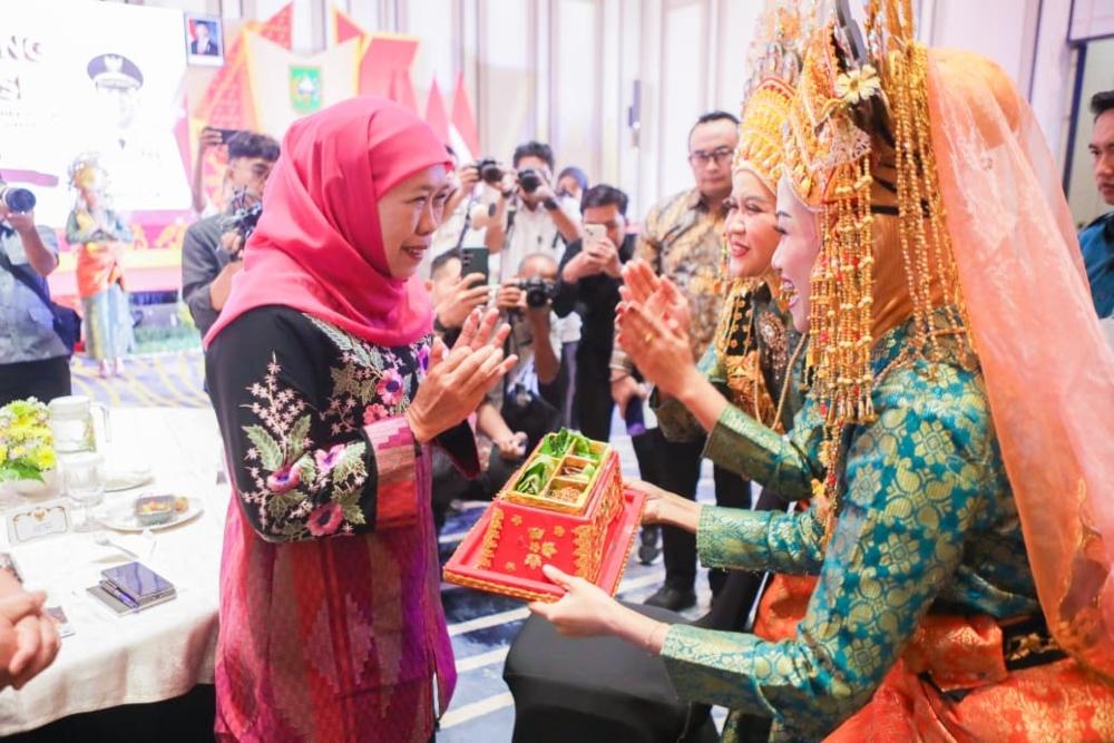 Gubernur Khofifah Pimpin Misi Dagang Jatim-Riau, Transaksi Tembus Rp1,06 Triliun