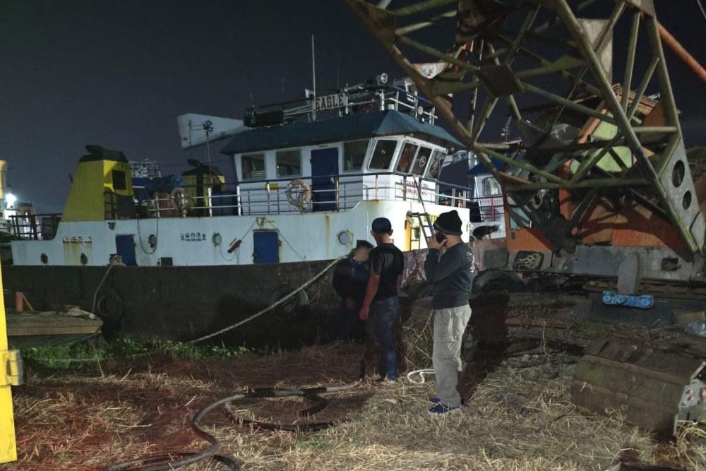 Polda Sumsel Gagalkan Penyaluran 21 Ton Solar Ilegal ke Tugboat di Sungai Musi
