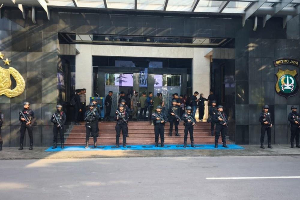 Brimob Kawal Ketat Gedung Promoter Polda Metro Jaya Jelang Konpers 3 Kasus Korupsi