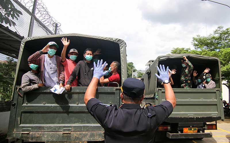 BERITA FOTO : Ekspresi Narapidana Yang Dibebaskan Untuk Pencegahan Covid-19