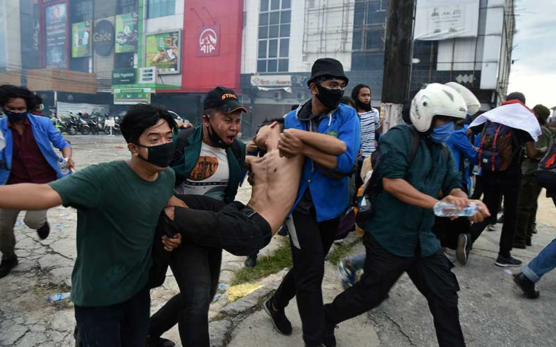 Potret Rusuh Unjuk Rasa Tolak UU Cipta Kerja di Penjuru Tanah Air