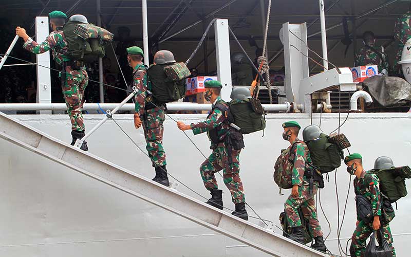 Foto-Foto Rutinitas Para Penjaga Perbatasan Indonesia-Malaysia di Jantung Borneo