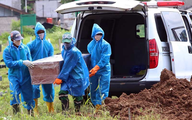 BERITA FOTO : Korban Meninggal Akibat Covid-19 Terus Bertambah, Begini Prosesi Pemakamannya