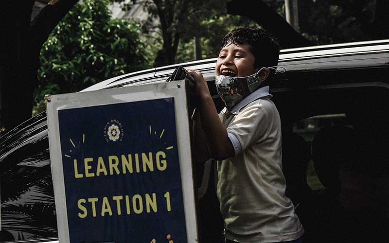 Foto-Foto Sekolah Tatap Muka Dengan Metode Drive In