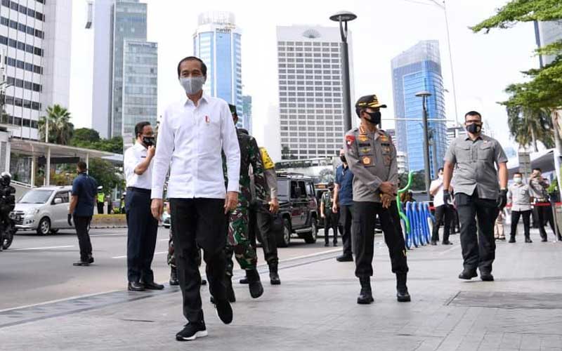 Foto-Foto Penantian Anies untuk Jokowi di Ujung Stasiun